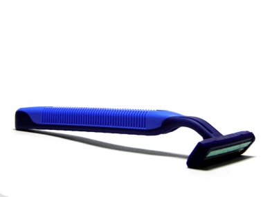 Beyaz arka planda tek kullanımlık mavi tıraş makinesi