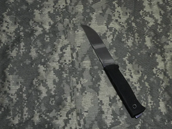 Cuchillo Con Hoja Fija Sobre Fondo Camuflaje —  Fotos de Stock