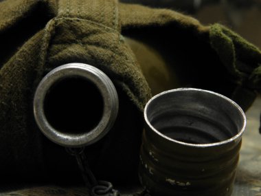 Taktik turizm için yeşil bir çantada şişe.