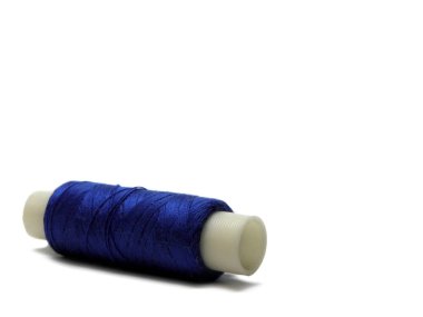 Dikiş dikmek için mavi renkli iplikler