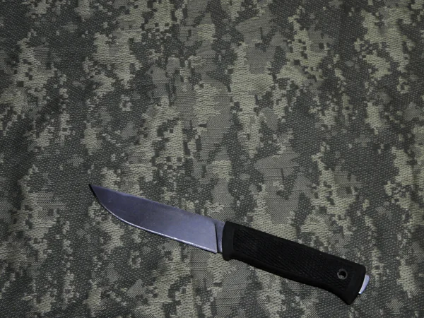 Siyah lastik saplı metal bıçak.