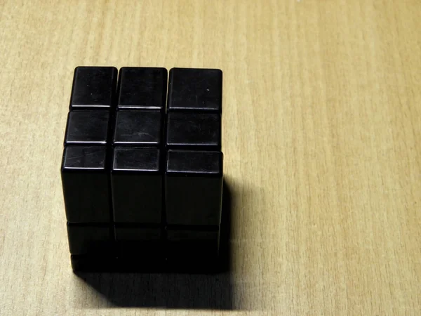 Puzzle Cubo Rubik Negro Está Sobre Mesa — Foto de Stock