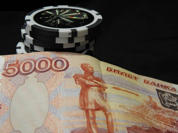 Bir Amerikan kumarhanesinde beş bin dolarlık bir Rus faturası.