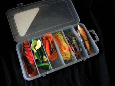 Yırtıcı bir hayvanın üzerinde dönerek balık tutmak için yenebilir lastik yemler.