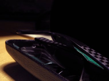 Siyah bir çantada görme düzeltmesi için gözlük