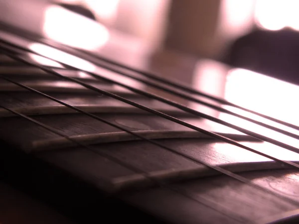 Gitar boynu konserden önce çekilmiş.