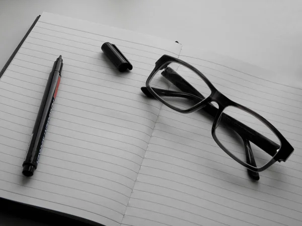 Caderno Escolar Com Óculos Marcador Mesa — Fotografia de Stock