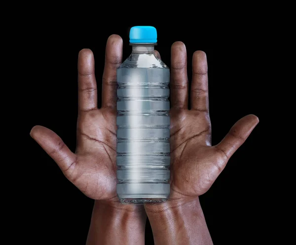 Mãos Africanas Com Garrafa Água Plástico Vazia — Fotografia de Stock