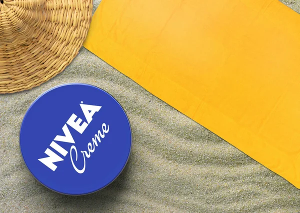 Nivea Cream บนชายหาด — ภาพถ่ายสต็อก