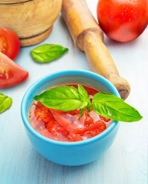 Bowl Tomato Basil Leaves — Stock Photo, Image