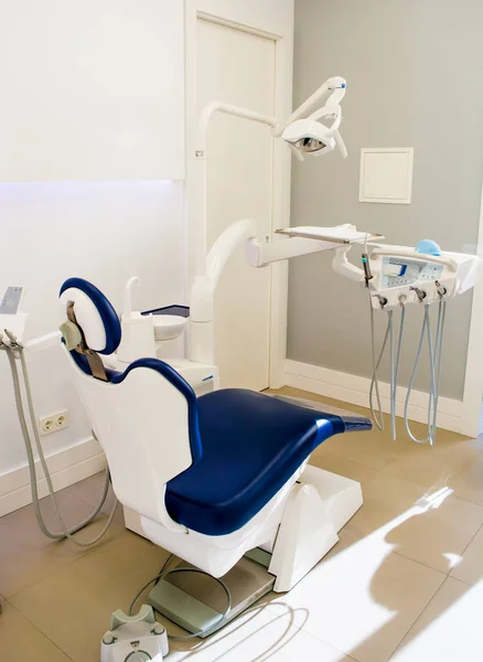 現代の歯科医 歯科医が使用する歯科用椅子その他の附属品 — ストック写真