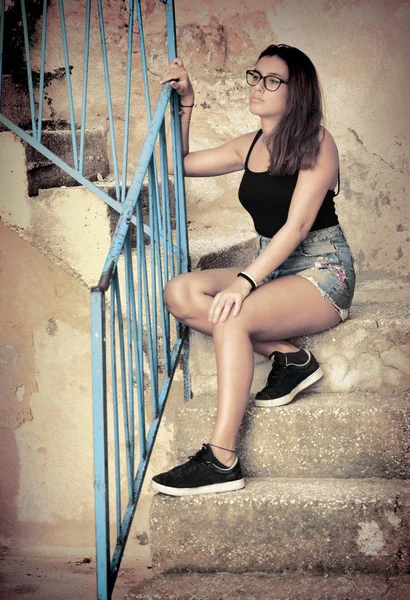 Mädchen Sitzt Auf Der Alten Treppe Eines Hauses — Stockfoto