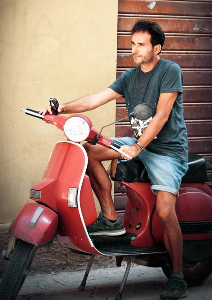 Homem Dirigindo Scooter Vintage — Fotografia de Stock