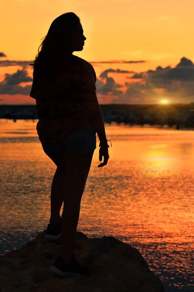 Κορίτσι Βλέποντας Ηλιοβασίλεμα — Φωτογραφία Αρχείου