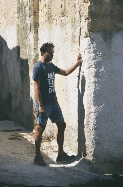 Homem Apoiado Com Mão Parede Uma Rua — Fotografia de Stock