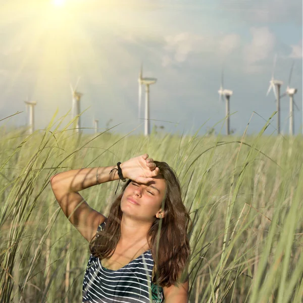 Ragazza Campagna Sullo Sfondo Turbine Eoliche — Foto Stock