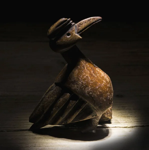 木制木材中的鸟雕塑 — 图库照片