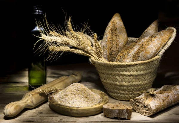 Buğday Kulakları Ile Taze Kepekli Ekmek — Stok fotoğraf