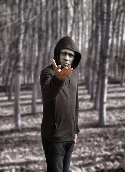 Hooded Mysterieuze Man Met Masker Het Bos — Stockfoto