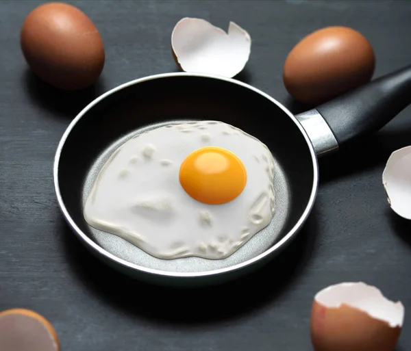 Τηγανητό Αυγό Τηγάνι Και Άδειο Κέλυφος Αυγού — Φωτογραφία Αρχείου