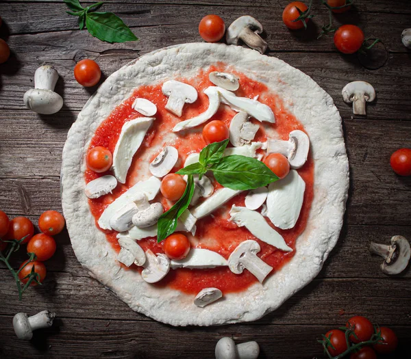 Pizza Cruda Con Champiñones Frescos Tomates Cherry Mozzarella Sobre Mesa — Foto de Stock