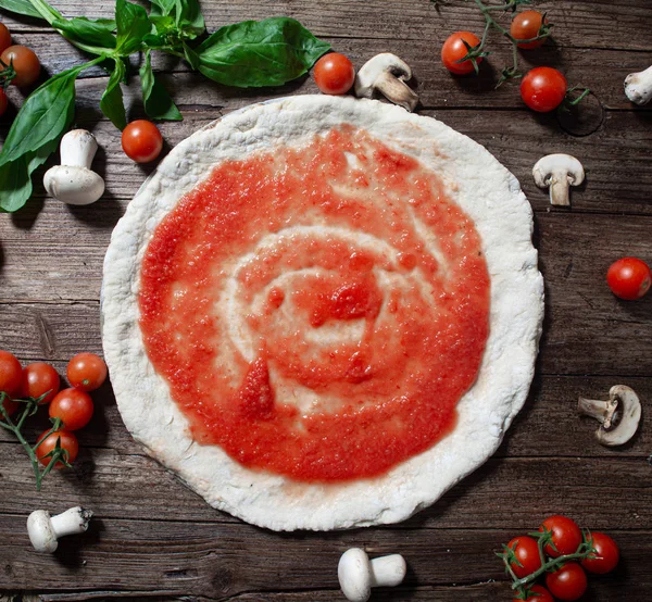 Pizza Cruda Con Funghi Freschi Pomodorini Tavolo Rustico Legno — Foto Stock
