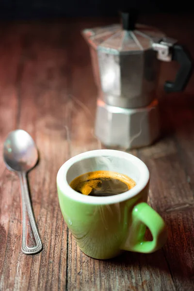 Tazza Fumante Caffè Espresso Tavolo Legno Rustico Una Caffettiera Sullo — Foto Stock