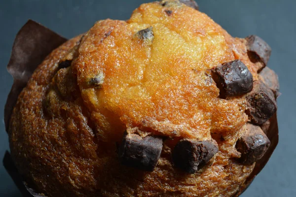 Heerlijke Muffin Met Chocoladechips Wit Houten Bord — Stockfoto