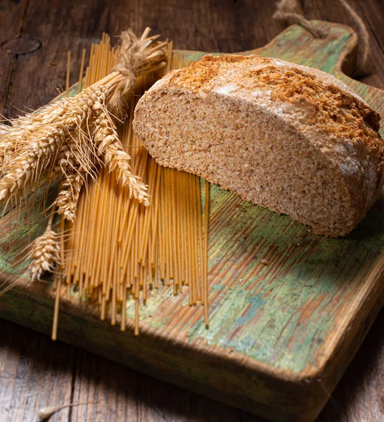 Köy Ahşap Masa Üzerinde Buğday Kulaklı Makarna Kepekli Ekmek — Stok fotoğraf
