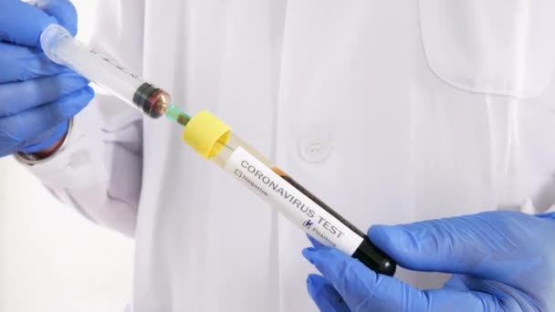 Медичний Аналітик Шприців Аналізує Кров Позитивної Трубки Covid Ковидна Вакцина — стокове відео