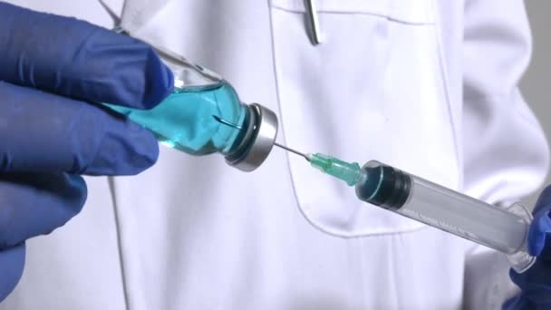 Tıbbi Analist Bir Şırıngaya Mavi Sıvıyla Cam Bir Şişe Enjekte — Stok video