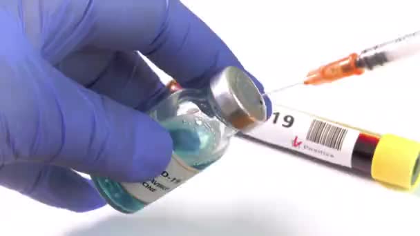 Medische Analist Injecteert Een Glazen Injectieflacon Met Blauwe Vloeistof Een — Stockvideo