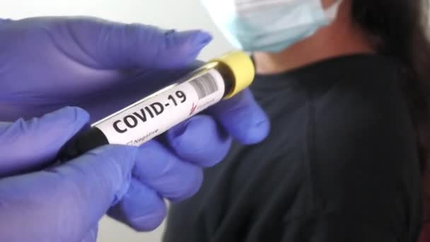 Kan Testi Tüpü Virüsü Taşıyan Doktor Coronavirus Covid Pozitif Işaretle — Stok video