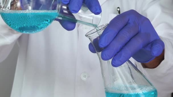 Laboratuvardaki Bilim Adamı Coronavirus Covid Karşı Aşıyı Test Ediyor Yavaş — Stok video