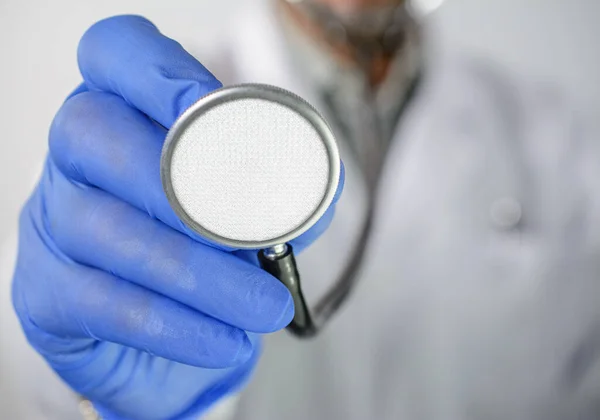 Médico Com Estetoscópio Mão — Fotografia de Stock