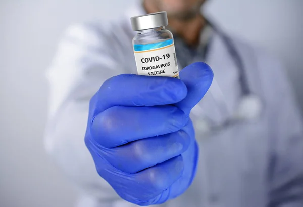 Lekarz Trzyma Ręku Szczepionkę Coronavirus Która Jest Stosowana Zapobiegania Uodporniania — Zdjęcie stockowe