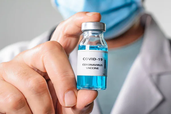 Médico Tiene Mano Una Vacuna Contra Coronavirus Que Utiliza Para —  Fotos de Stock