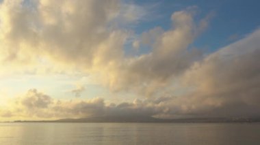 Güzel sakin su ve günbatımı, sahil ve akşam gökyüzü.