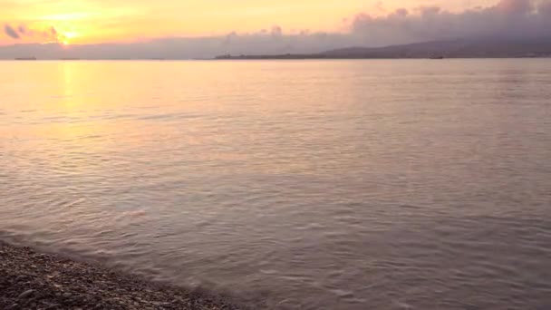 Schöner Sonnenuntergang über dem Strand, Schiffe in der Ferne. — Stockvideo
