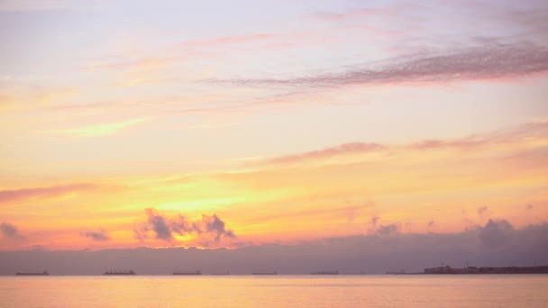 Majestätisk solnedgång över havet, fartyg i fjärran. — Stockvideo