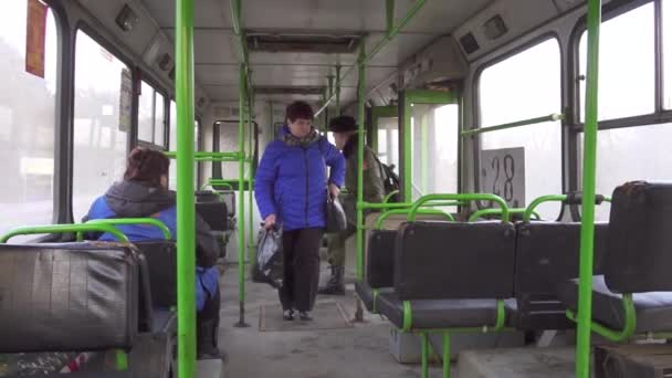 Belül a városi busz, Oroszország, téli. — Stock videók