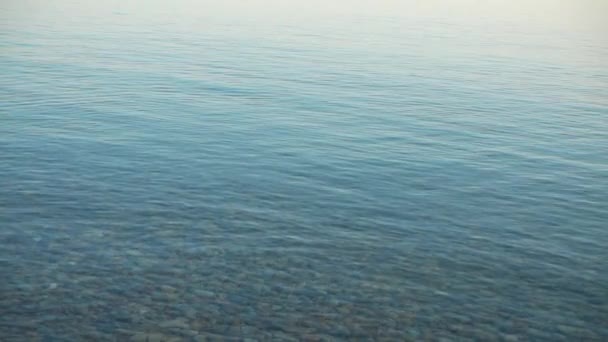 Pierre à mouvement lent sautant sur la surface de l'eau .