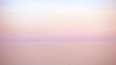 Çok güzel gün batımı ve sakin yansıtılmış su yüzeyi.