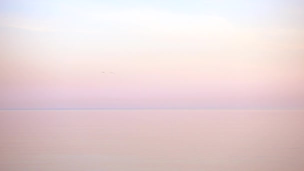 Nyugodt vízfelszín felső Majestic naplemente. — Stock videók