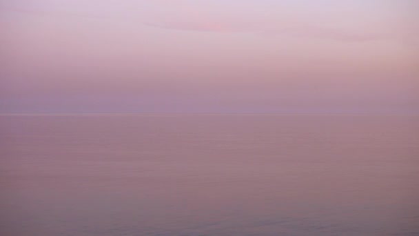 Відео з петлею. Величний захід сонця і спокійна дзеркальна поверхня води . — стокове відео