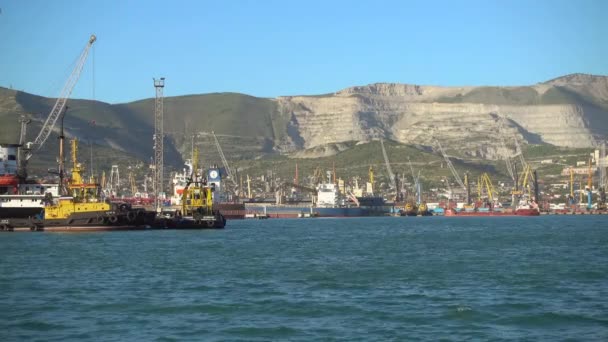 Last och olja terminal i stora ryska hamnen Novorossijsk. — Stockvideo