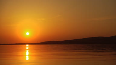 Gölün üzerinde güzel gün batımı.