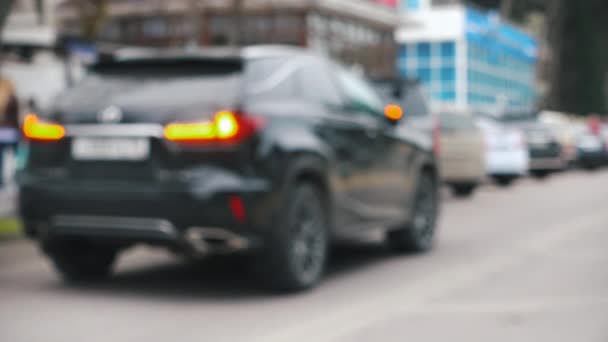 Caddenin üzerinde otomobil, acil durum durdurma ışık sinyal. — Stok video