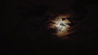 Gece gökyüzü, bulutlar dolunay kaplı. Yüksek nitel timelapse.