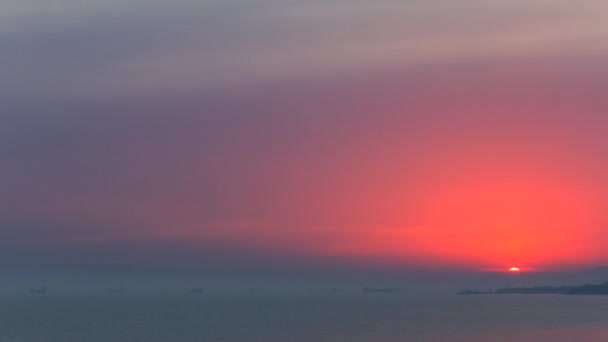 Zeitraffer eines wunderschönen Sonnenuntergangs über der Meereslandschaft. Kein Flackern, keine Vögel. — Stockvideo